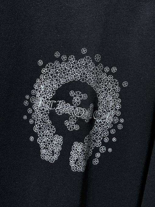 クロムハーツ 馬蹄形のサンスクリット十字の刺繍が手描きされた長袖シャツ