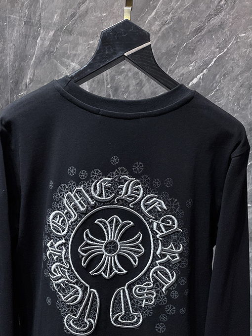 クロムハーツ 馬蹄形のサンスクリット十字の刺繍が手描きされた長袖シャツ