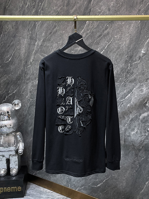 クロムハーツ サンスクリットの刺繍と大剣のアップリケがされた長袖シャツ