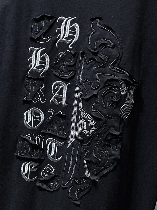 クロムハーツ サンスクリットの刺繍と大剣のアップリケがされた長袖シャツ