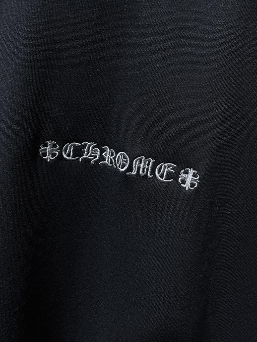 クロムハーツ サンスクリットの刺繍と大剣のアップリケがされた長袖シャツ