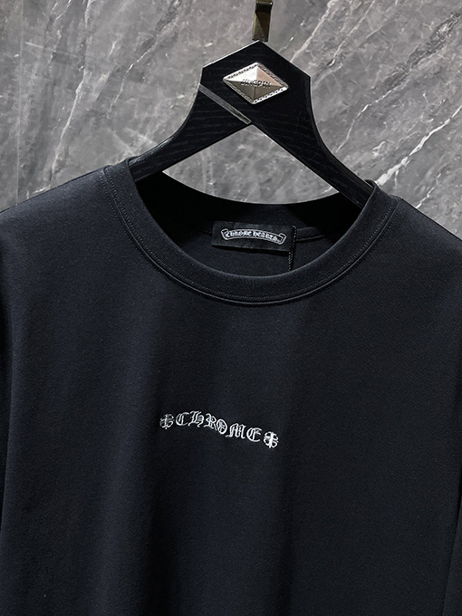 クロムハーツ サンスクリットの刺繍と大剣のアップリケがされた長袖シャツ