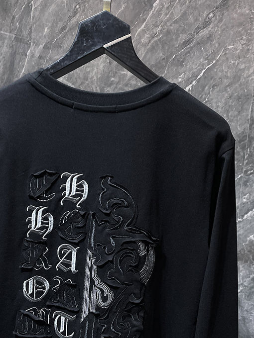 クロムハーツ サンスクリットの刺繍と大剣のアップリケがされた長袖シャツ