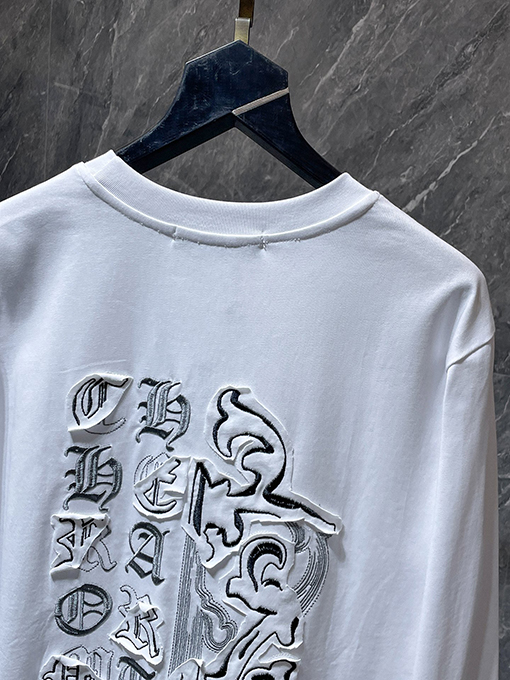 クロムハーツ サンスクリットの刺繍と大剣のアップリケがされた長袖シャツ