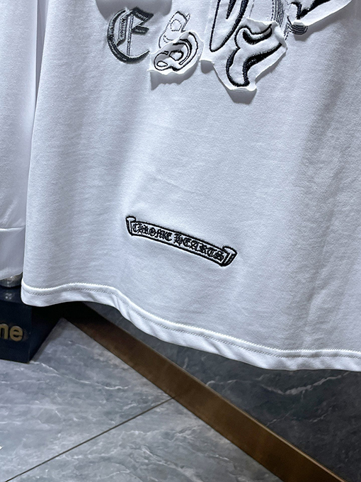 クロムハーツ サンスクリットの刺繍と大剣のアップリケがされた長袖シャツ