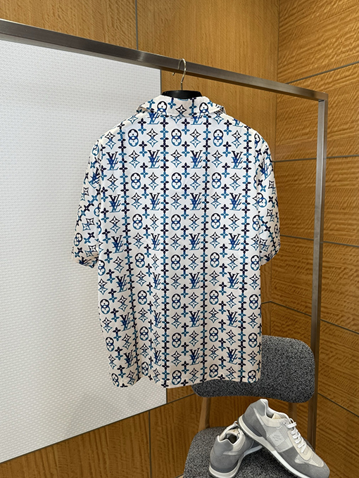 ルイヴィトン 全面モノグラムプリントの半袖シャツ