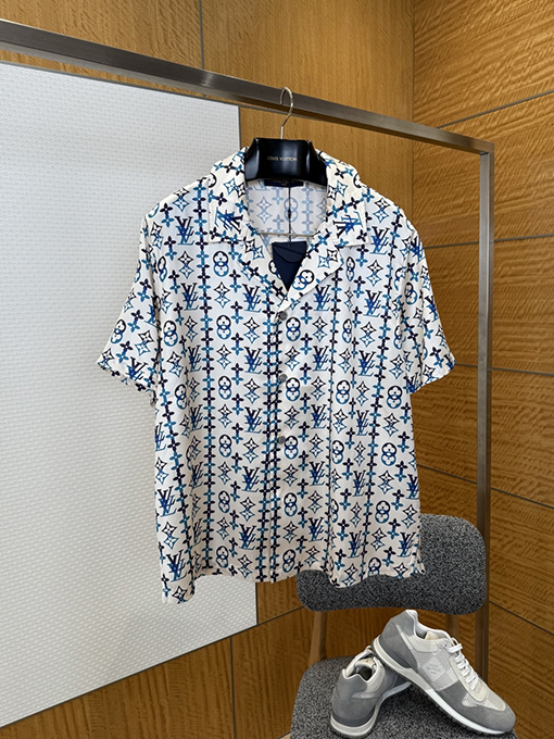 ルイヴィトン 全面モノグラムプリントの半袖シャツ