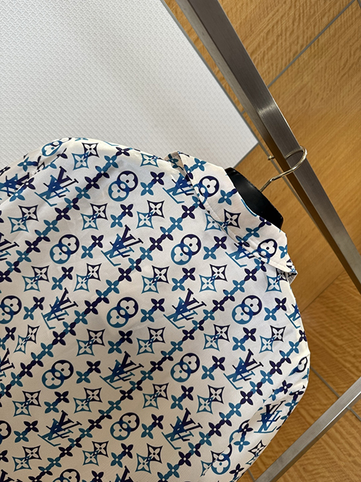 ルイヴィトン 全面モノグラムプリントの半袖シャツ