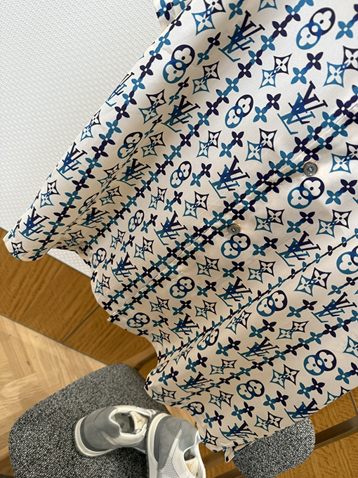 ルイヴィトン 全面モノグラムプリントの半袖シャツ