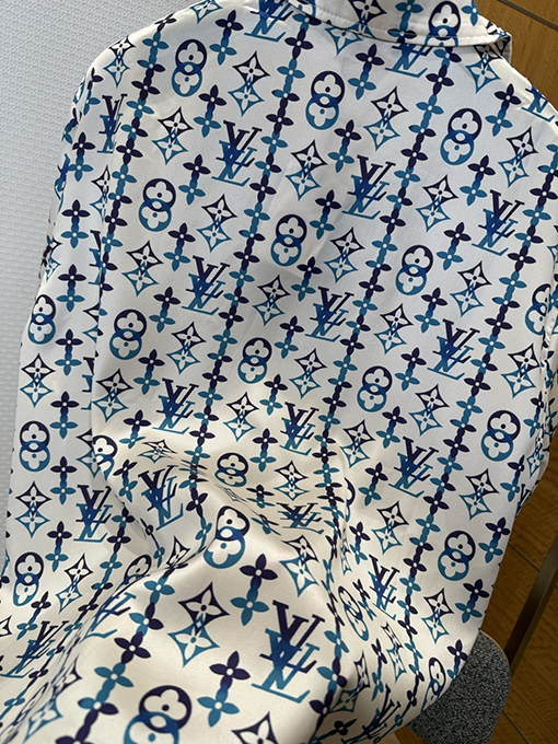 ルイヴィトン 全面モノグラムプリントの半袖シャツ