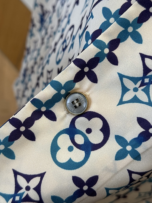 ルイヴィトン 全面モノグラムプリントの半袖シャツ