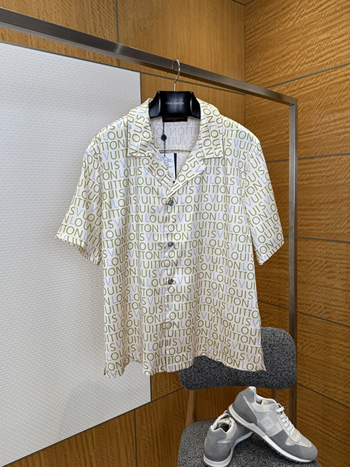 ルイヴィトン 全面に文字がプリントされた半袖シャツ