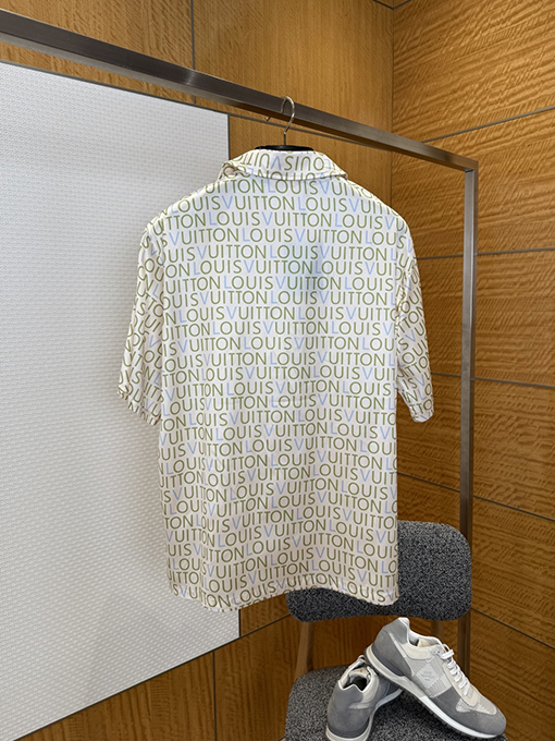 ルイヴィトン 全面に文字がプリントされた半袖シャツ