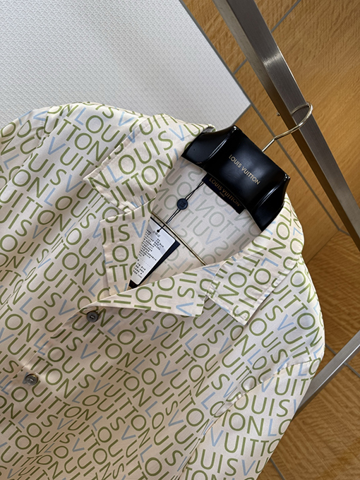 ルイヴィトン 全面に文字がプリントされた半袖シャツ