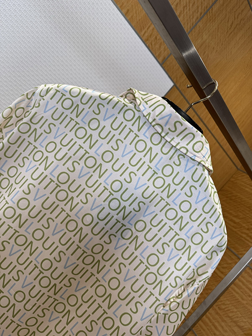 ルイヴィトン 全面に文字がプリントされた半袖シャツ