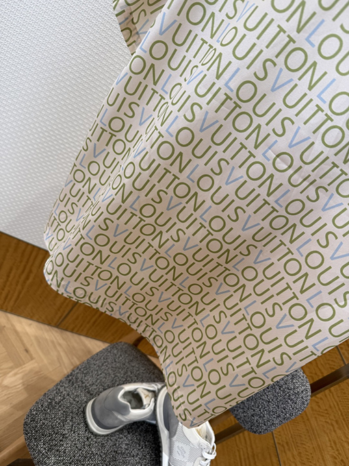 ルイヴィトン 全面に文字がプリントされた半袖シャツ