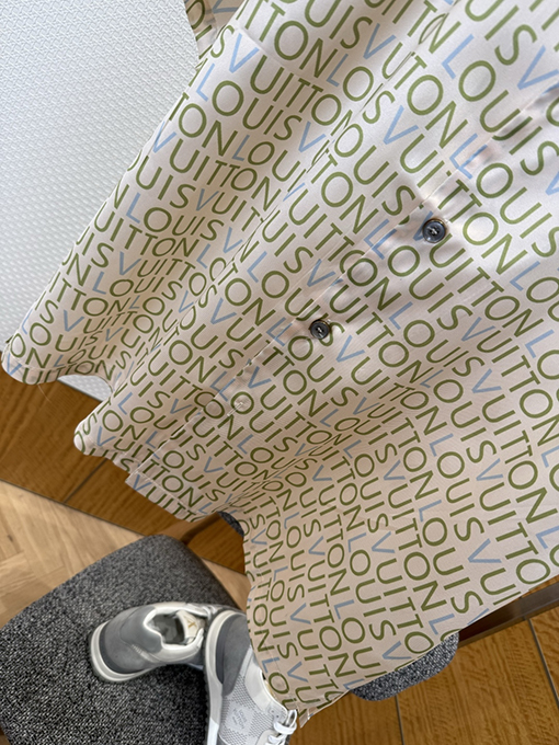 ルイヴィトン 全面に文字がプリントされた半袖シャツ