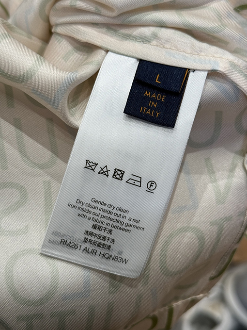 ルイヴィトン 全面に文字がプリントされた半袖シャツ