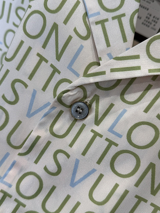 ルイヴィトン 全面に文字がプリントされた半袖シャツ