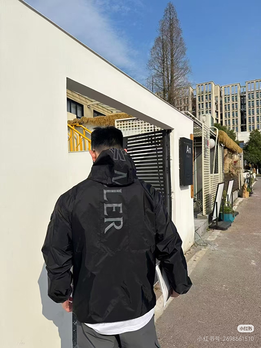 モンクレールスーパーコピー Moncler 反射ロゴフード付きジャケット