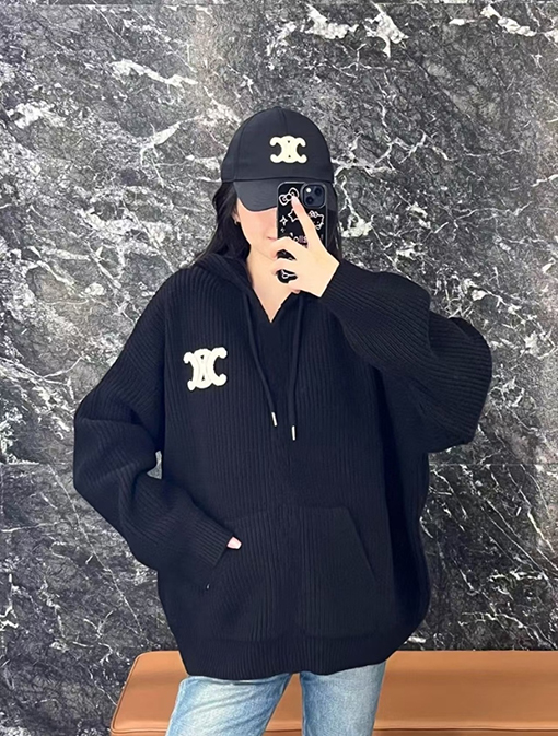 セリーヌ 刺繍ロゴニットパーカー