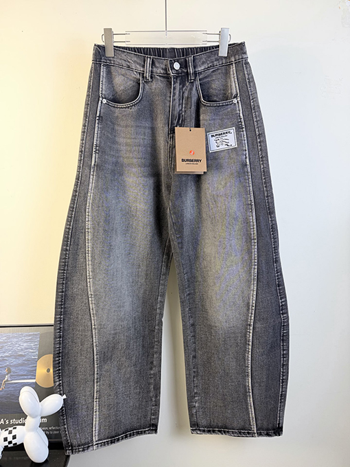 バーバリー ゆったりとしたワイドレッグストレートジーンズ