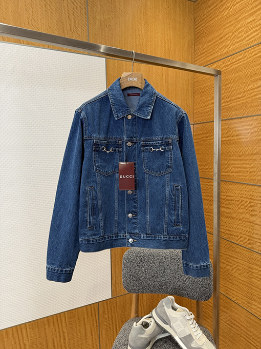 グッチコピー ホースビットディテールとパテントレザーラベルを備えたデニムジャケット