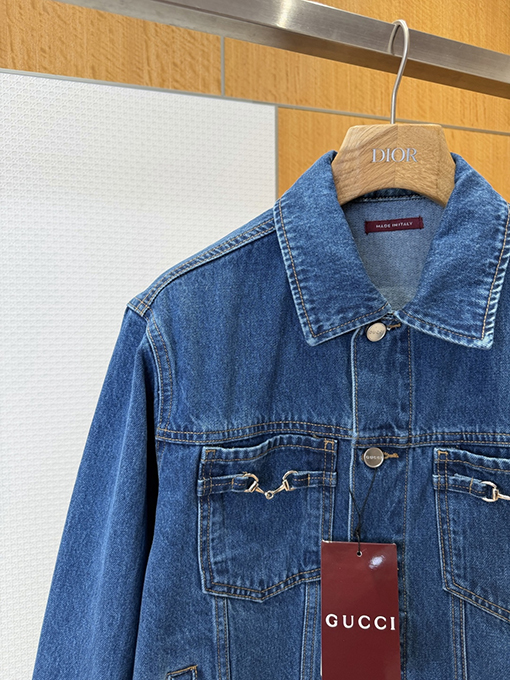 グッチコピー ホースビットディテールとパテントレザーラベルを備えたデニムジャケット