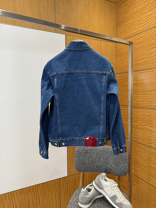 グッチコピー ホースビットディテールとパテントレザーラベルを備えたデニムジャケット