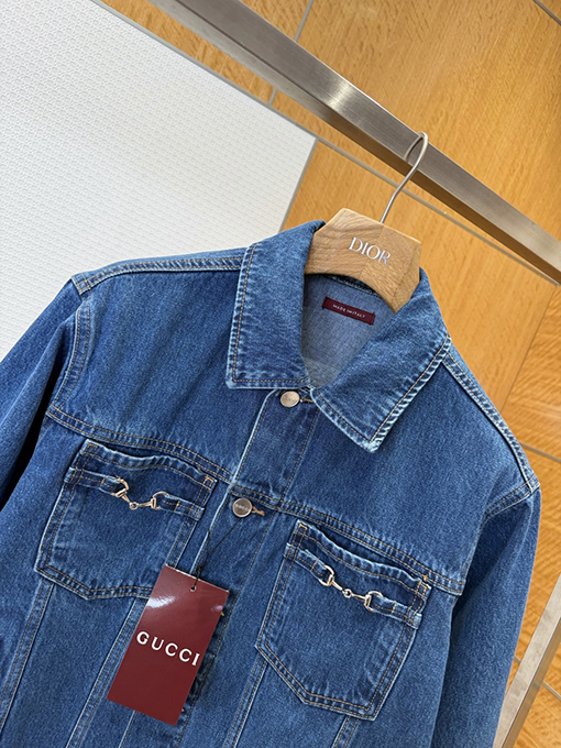 グッチコピー ホースビットディテールとパテントレザーラベルを備えたデニムジャケット