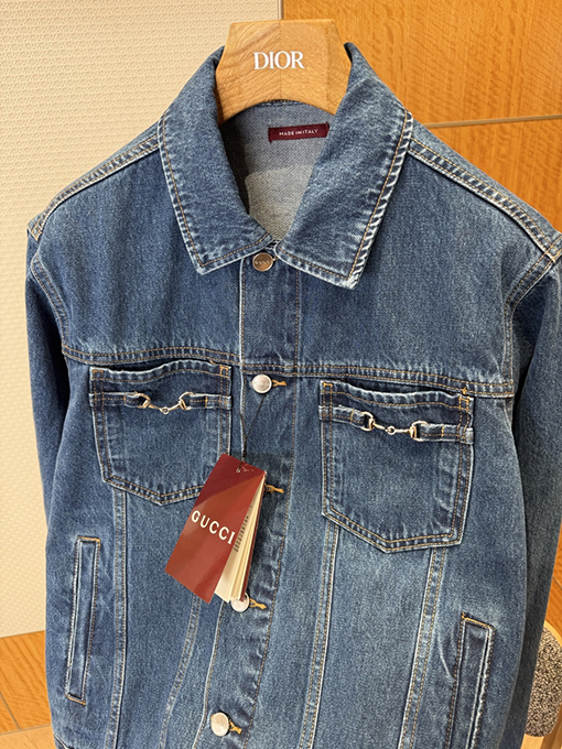 グッチコピー ホースビットディテールとパテントレザーラベルを備えたデニムジャケット