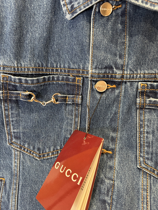 グッチコピー ホースビットディテールとパテントレザーラベルを備えたデニムジャケット