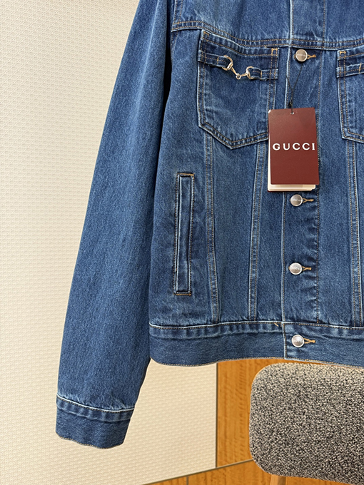 グッチコピー ホースビットディテールとパテントレザーラベルを備えたデニムジャケット