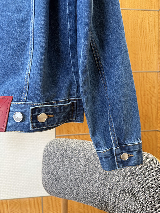 グッチコピー ホースビットディテールとパテントレザーラベルを備えたデニムジャケット