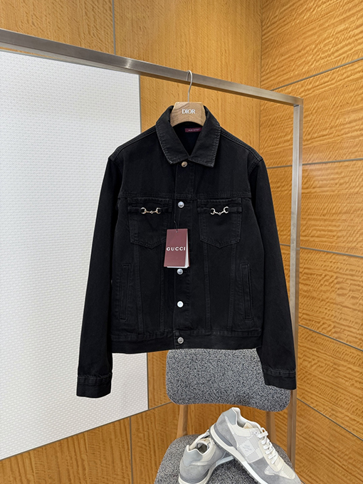 グッチコピー ホースビットディテールとパテントレザーラベルを備えたデニムジャケット