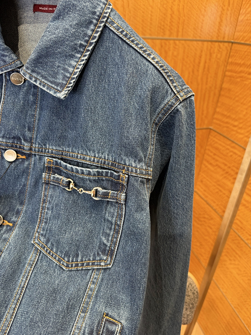 グッチコピー ホースビットディテールとパテントレザーラベルを備えたデニムジャケット