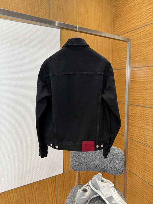 グッチコピー ホースビットディテールとパテントレザーラベルを備えたデニムジャケット