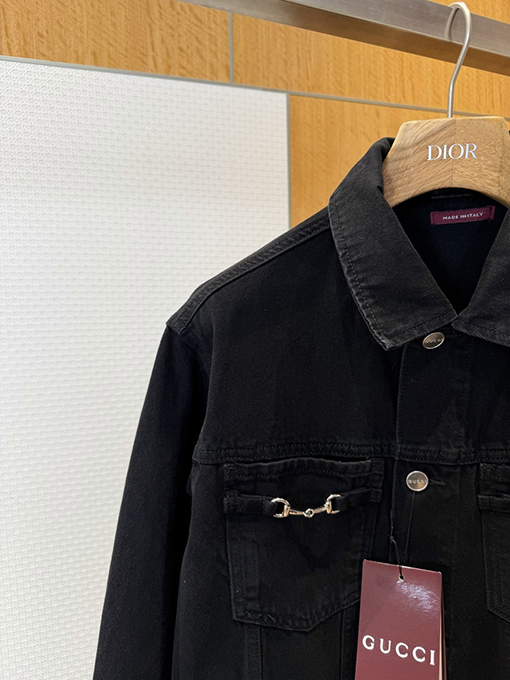 グッチコピー ホースビットディテールとパテントレザーラベルを備えたデニムジャケット