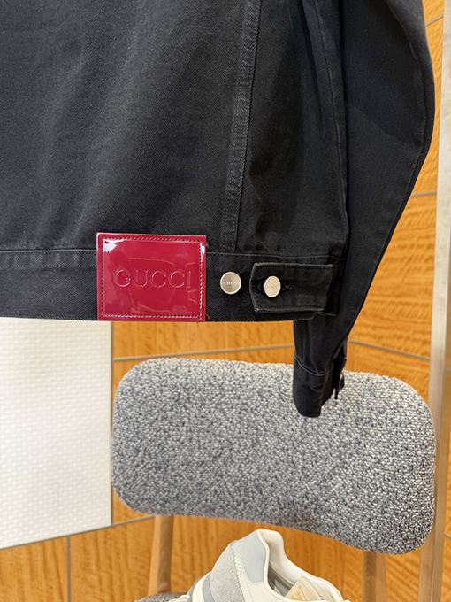 グッチコピー ホースビットディテールとパテントレザーラベルを備えたデニムジャケット