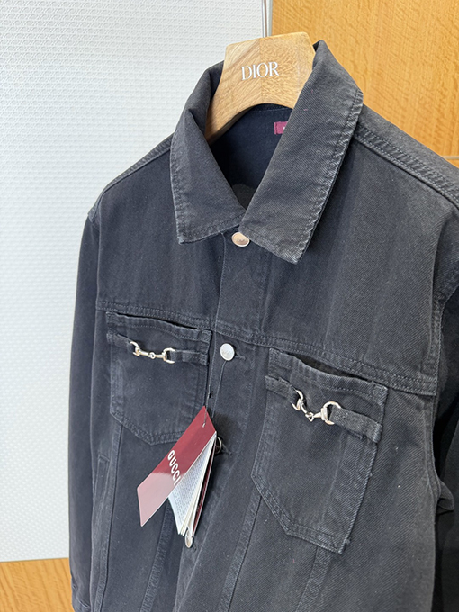 グッチコピー ホースビットディテールとパテントレザーラベルを備えたデニムジャケット