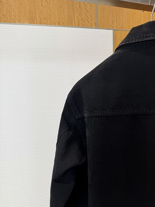 グッチコピー ホースビットディテールとパテントレザーラベルを備えたデニムジャケット