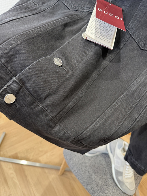 グッチコピー ホースビットディテールとパテントレザーラベルを備えたデニムジャケット