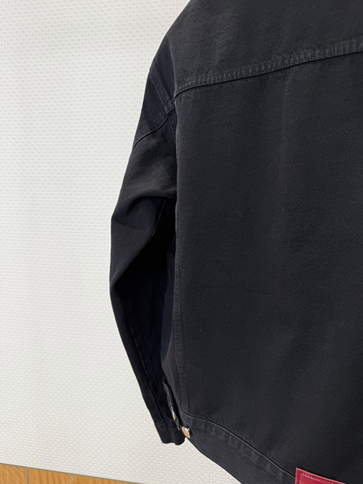 グッチコピー ホースビットディテールとパテントレザーラベルを備えたデニムジャケット