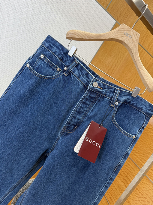 グッチ ホースビットディテールとパテントレザーラベルが付いたストレートレッグジーンズ