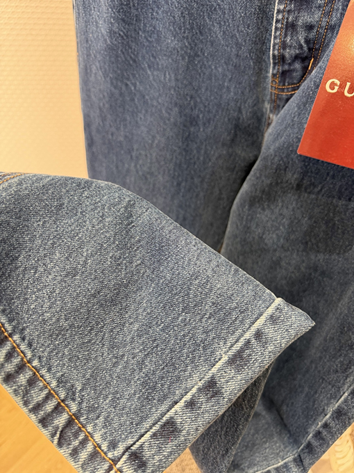 グッチ ホースビットディテールとパテントレザーラベルが付いたストレートレッグジーンズ