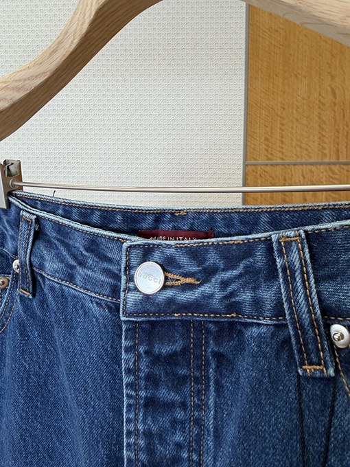 グッチ ホースビットディテールとパテントレザーラベルが付いたストレートレッグジーンズ