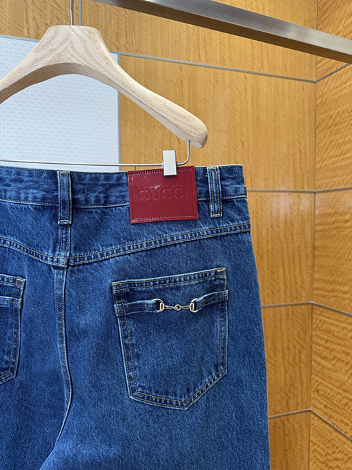 グッチ ホースビットディテールとパテントレザーラベルが付いたストレートレッグジーンズ