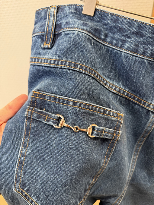 グッチ ホースビットディテールとパテントレザーラベルが付いたストレートレッグジーンズ