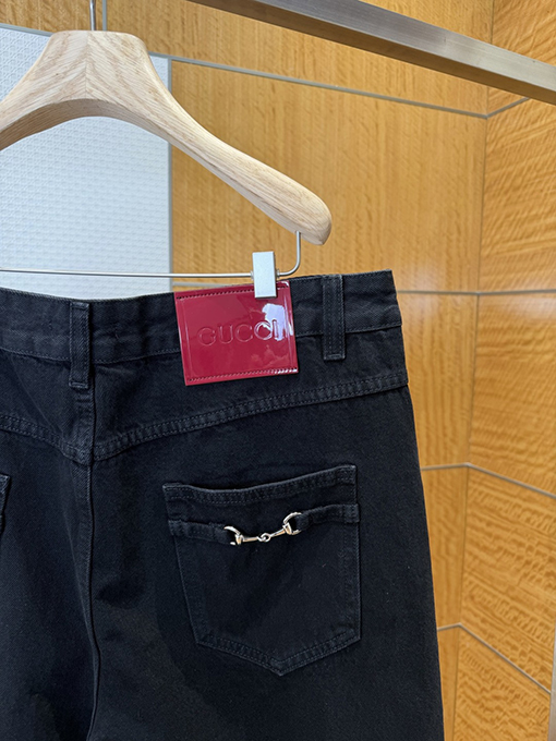 グッチ ホースビットディテールとパテントレザーラベルが付いたストレートレッグジーンズ