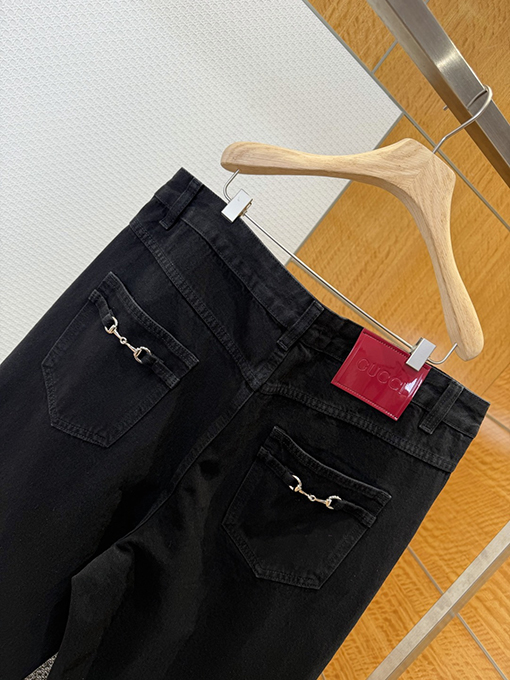 グッチ ホースビットディテールとパテントレザーラベルが付いたストレートレッグジーンズ